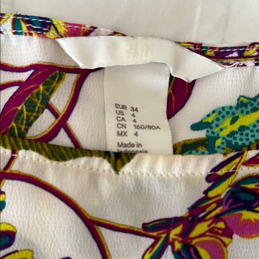 H&M Multi-Colored Flutter Sleeve Blouse with Dragonflies Leaves Flowers  Size 4 - Picture 6 of 8